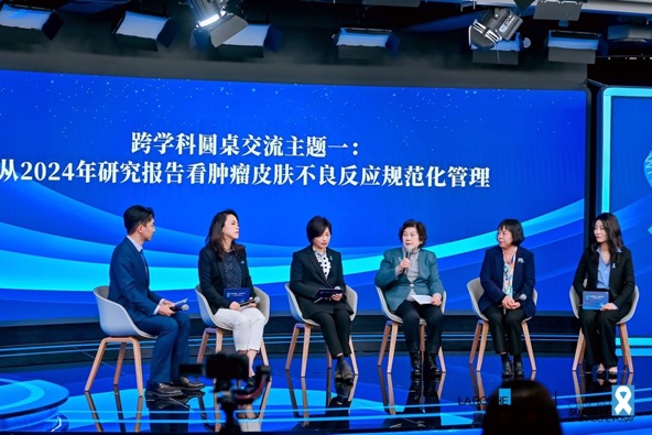 一群穿着蓝色衣服的人
低可信度描述已自动生成